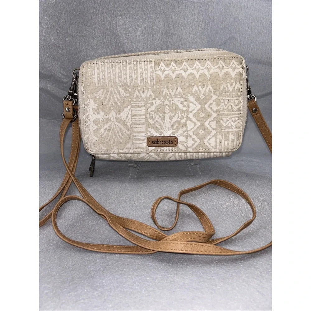 Sakroots LUNA Zip Around‎ Wallet Wristlet Crossbody Smartphone Holder Tan White